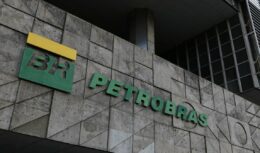 A semana começou agitada  para a empresa Petrobras, uma vez que a estatal decidiu adiar o processo de manutenção planejada da unidade de tratamento de diesel da Refinaria Henrique Lage (Revap), em São José dos Campos (SP), que estava previsto para o segundo semestre deste ano.