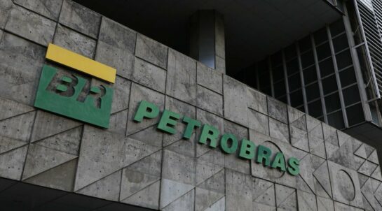 A semana começou agitada  para a empresa Petrobras, uma vez que a estatal decidiu adiar o processo de manutenção planejada da unidade de tratamento de diesel da Refinaria Henrique Lage (Revap), em São José dos Campos (SP), que estava previsto para o segundo semestre deste ano.
