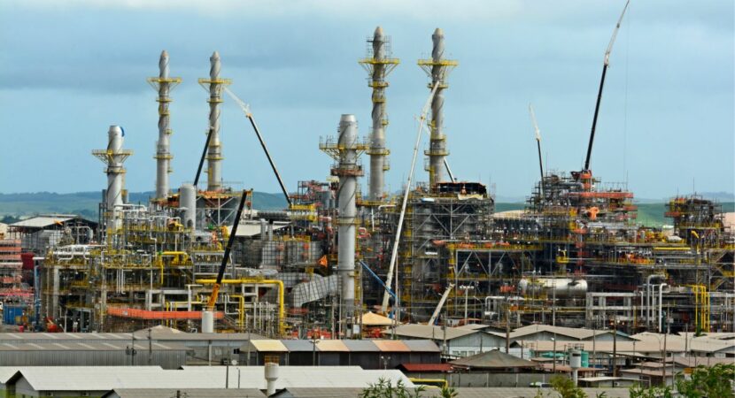 En plena carrera electoral para los próximos meses, el Gobierno del presidente Jair Bolsonaro sigue insistiendo en la venta de tres refinerías de Petrobras y amplió el plazo para que los interesados ​​envíen propuestas, como forma de acelerar la privatización del Estado- empresa de propiedad