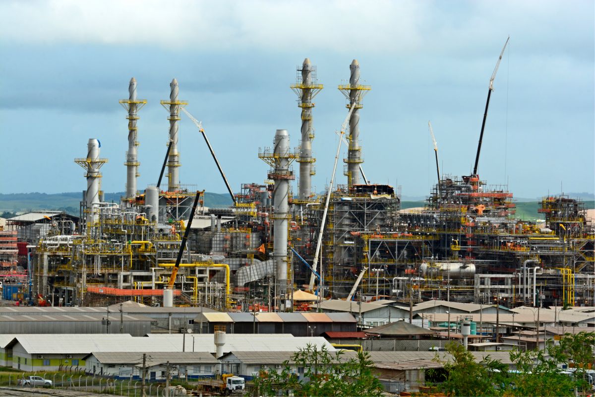 Em plena corrida eleitoral para os próximos meses, o Governo do presidente Jair Bolsonaro continua insistindo na venda de três refinarias da Petrobras e estendeu prazo para interessados mandarem propostas, como forma de acelerar privatização da estatal.
