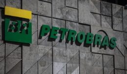 Procurando garantir mais confidencialidade e segurança nas negociações, a Petrobras acaba de anunciar a prorrogação dos prazos para que os investidores manifestem interesse na venda de três refinarias de combustíveis localizadas no território nacional.