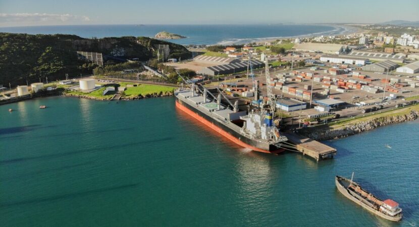 O Porto de Imbituba será o mais novo porto a ter potencial para receber navios de maior porte. O terminal portuário construído há mais de 40 anos passará por reformas em seu cais 3 que serão divididas em quatro fases e estão previstas para serem concluídas em 30 meses.