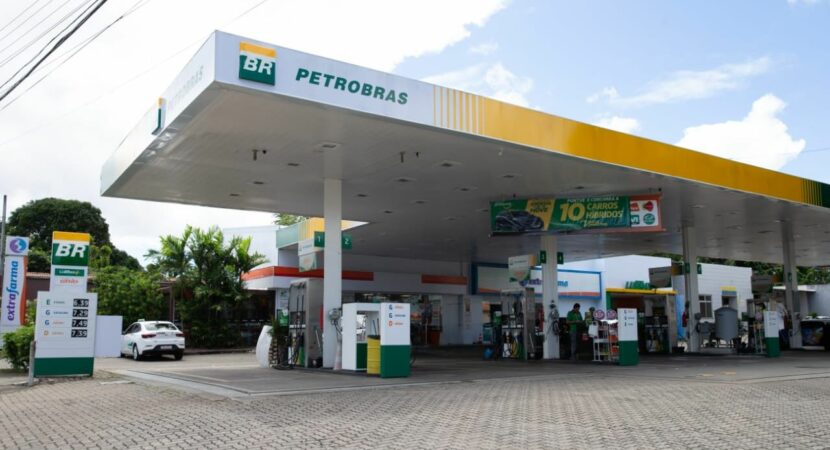 Tentando sair da mira da população quanto aos altos valores da gasolina, o presidente Jair Bolsonaro edita decreto e obriga agora os postos do país a comparar os preços dos combustíveis antes e depois da fixação do teto do ICMS.