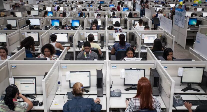 Empresa de call center está com 420 vagas de emprego abertas em
