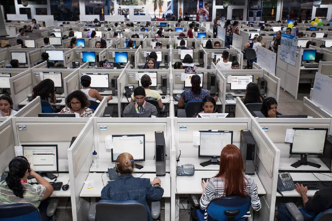 Empresa de telemarketing, BrasilCenter, está oferecendo 450 vagas de emprego para operadores de call center em SP, GO e RJ