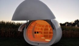 Empresa desenvolve moradia em formato de ovo que gera energia limpa, capta água da chuva e pode ser facilmente transportada