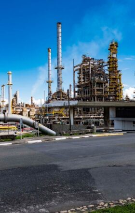 Fortemente utilizado na indústria nacional na produção de aerossol, o gás propano especial será o novo foco de produção da Refinaria de Mataripe, localizada na Bahia, de acordo com a Acelen, que mira agora nesse segmento para o futuro da estrutura.