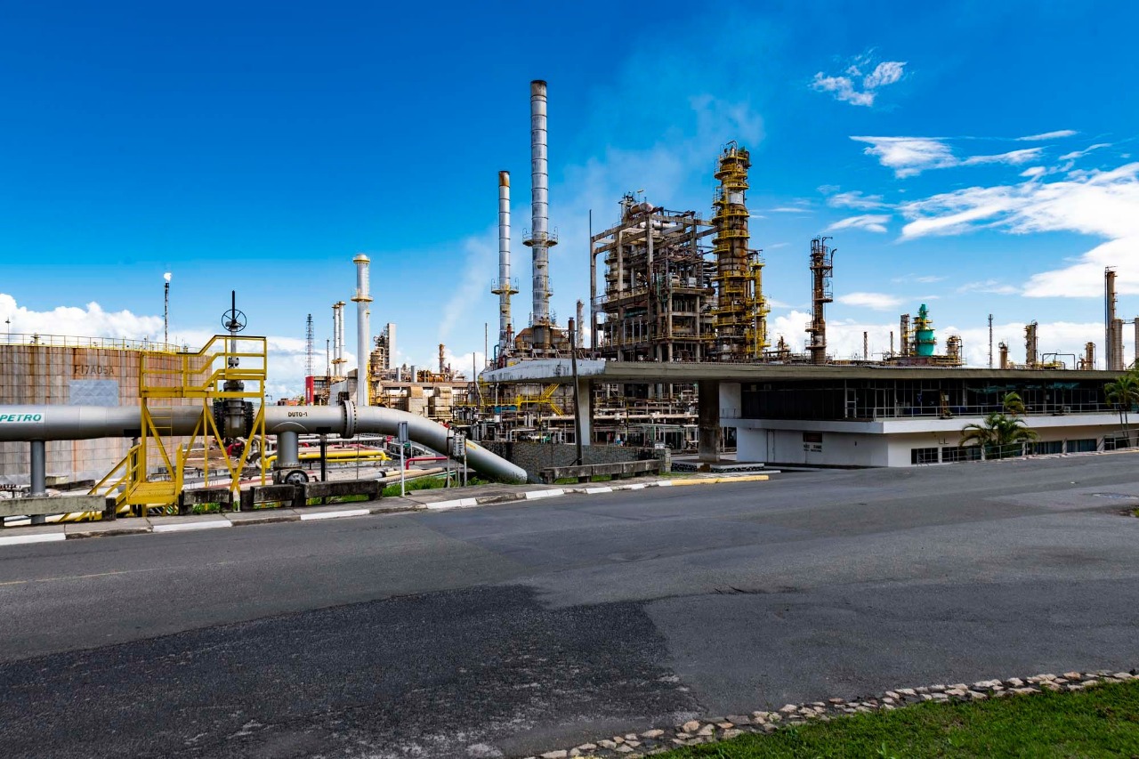 Fortemente utilizado na indústria nacional na produção de aerossol, o gás propano especial será o novo foco de produção da Refinaria de Mataripe, localizada na Bahia, de acordo com a Acelen, que mira agora nesse segmento para o futuro da estrutura.