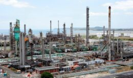A companhia Acelen, dona da única refinaria de grande porte da Petrobras vendida, criticou a estatal quanto ao mercado de combustíveis nacional e ao repasse do petróleo, afirmando que paga a mais nos preços do produto.