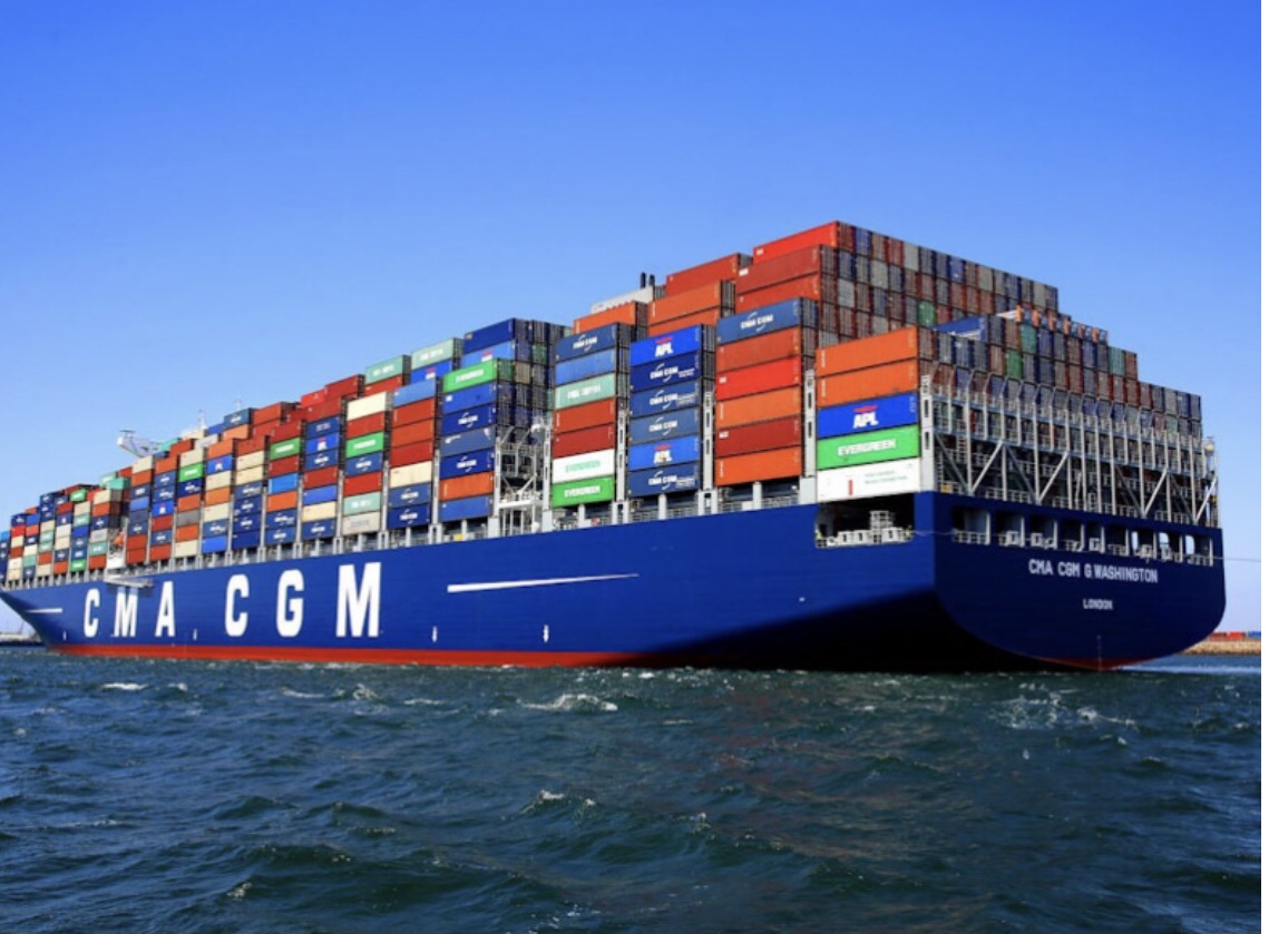 O setor portuário internacional assiste agora a uma queda forte nas taxas de frete de mercadorias, impulsionada pela diminuição na demanda do mercado portuário e menos problemas de logística, como aponta a companhia CMA CGM.