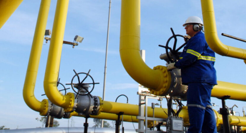 Após adquirir a Gaspetro, agora Commit, a Compass se propôs a realizar um plano de desinvestimento em seus ativos no setor de combustíveis e espera agora arrecadar um total de R$ 900 milhões com a venda da participação em distribuidoras de gás natural.
