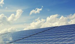 A Absolar anunciou que o Brasil chegou a um novo recorde em geração de energia solar e atingiu a marca de 18 GW de potência instalada, impulsionado pelas grandes usinas e sistemas menores de produção do recurso.
