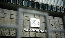 O processo de contratação das plataformas FPSO da Petrobras para o Campo de Búzios ainda está rendendo conflitos no setor de óleo e gás nacional e a FUP, com a Anapetro, abriram uma ação no TCU contra a estatal.