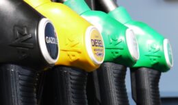 Após reajuste da Petrobras, gasolina é vendida por menos de R$ 5 em cidades do RN após ter flertado com quase R$ 8