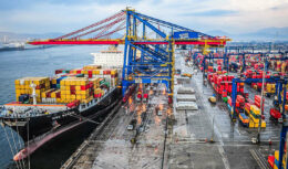 Com a previsão de finalização das obras de infraestrutura e melhorias operacionais no Porto de Santos, a companhia Hidrovias do Brasil iniciou a retomada lenta de suas operações de movimentação de cargas no complexo portuário.