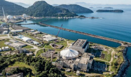 A empresa Eletronuclear fornecerá os seus serviços para as obras da usina nuclear Angra 3 após a renovação da licença ambiental necessária para o projeto e entregue pelo Ibama ao longo desta última semana.