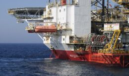 Multinacional offshore de óleo e gás tem vagas de emprego no exterior para assistentes, técnicos e engenheiros