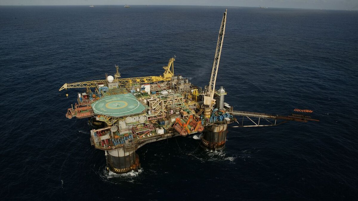 A campanha exploratória da Petrobras na Bacia de Santos segue a todo vapor e a empresa acaba de anunciar mais uma perfuração de um novo poço no Bloco de Sépia, visando expandir a sua produção de petróleo e gás natural na região.
