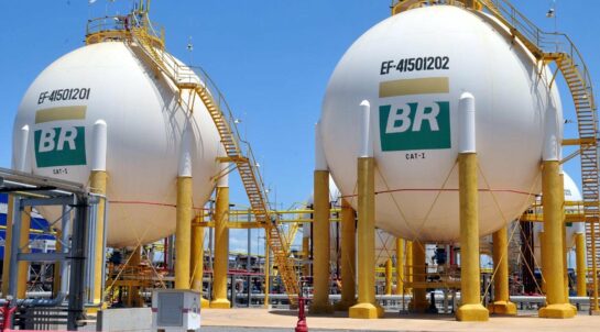 As relações comerciais entre a Bolívia e o Brasil estão se tornando cada vez mais próximas, visto que a companhia YPFB assinou mais um contrato para importação de gás natural, após a parceria com a CDGN, dessa vez com a Petrobras.