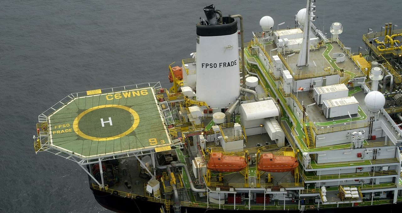 A verificação de algumas falhas na linha de gás da plataforma FPSO da PetroRio no Campo de Frade levou a empresa a anunciar a paralisação temporária da produção de petróleo e gás natural no ativo, um de seus principais no mercado nacional.