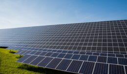 Visando aproveitar o momento de forte aquecimento do setor das renováveis, a Petro-Victory agora investe na produção de energia solar para o abastecimento do Campo de Andorinha e afirma que as operações na usina iniciarão em breve.