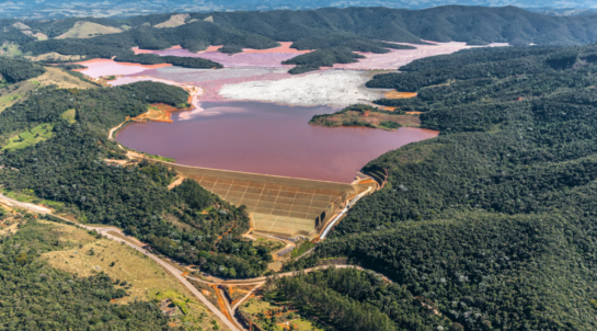 Após os desastres ocorridos com estruturas do tipo em Minas Gerais, a Vale firmou um acordo com o MPMG para adotar os padrões internacionais de segurança de barragens e pretende investir na garantia de boas condições de mineração na região.