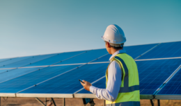 A maior empresa no segmento de iluminação, chamada Ourolux, tem previsão alta na geração de energia solar e já investiu milhões no setor de energia fotovoltaica