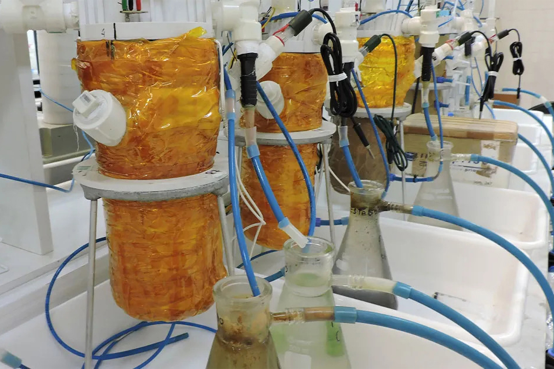 Biobateria criada por pesquisadores da USP é capaz de gerar energia a partir da água do esgoto usando uma Célula a Combustível Microbiana