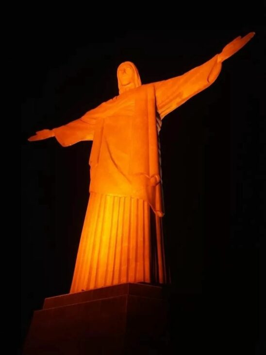 Cristo Redentor com iluminação laranja no Rio Oil and Gas