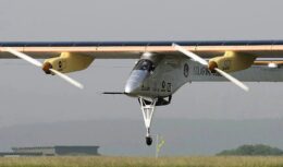 Impulse 2, o primeiro avião solar a dar a volta ao mundo, percorre 43 KM sem gastar uma gota de combustível