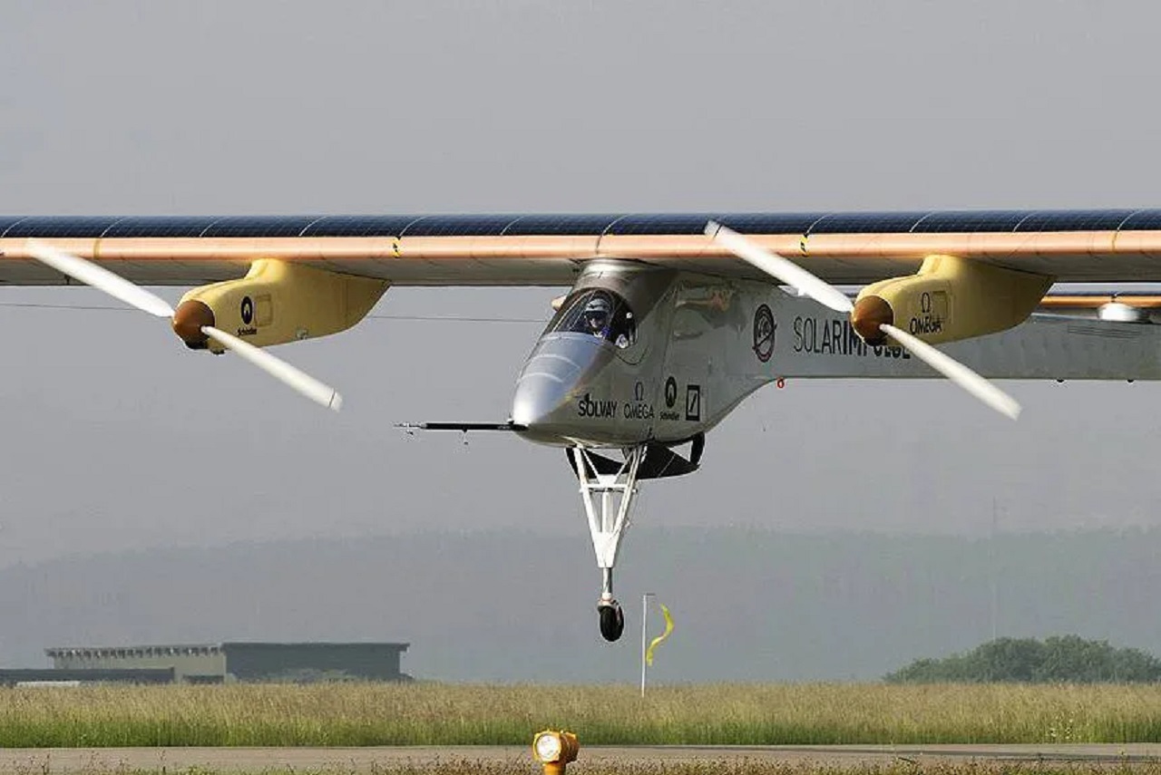 Impulse 2, o primeiro avião solar a dar a volta ao mundo, percorre 43 KM sem gastar uma gota de combustível