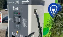 As companhias Movida, Nissan, Rede de Postos SIM e a Zletric se uniram para desenvolver o projeto Rota Sul, que instalará eletropostos para a recarga de veículos elétricos nas instalações da Rede SIM, contribuindo para a descarbonização do setor de transportes.