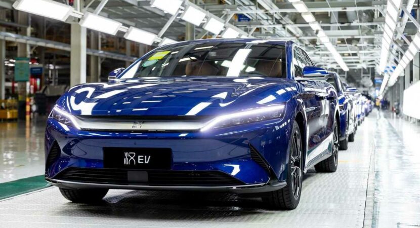 Mercado de carros elétricos na China continua quebrando seus próprios recordes após vender meio milhão de veículos em um mês