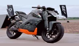 Nova moto elétrica Ultraviolette F77 alcança impressionantes 307 km com uma única carga