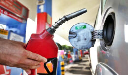 Refinaria da Acelen anuncia mais um aumento nos preços da gasolina e diesel, enquanto Petrobras continua com preços inalterados