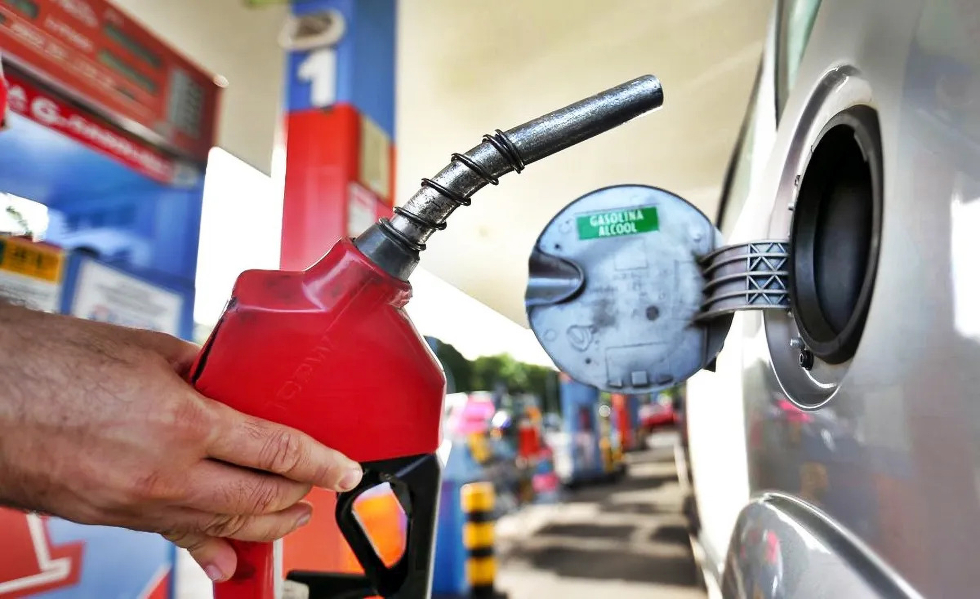 Refinaria da Acelen anuncia mais um aumento nos preços da gasolina e diesel, enquanto Petrobras continua com preços inalterados
