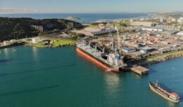 A Cejen Engenharia apresentou proposta de R$ 92 milhões e venceu a licitação para as obras de infraestrutura no Cais 3 do Porto de Imbituba. Esse projeto garantirá um aumento na altura máxima para a entrada de navios, que passará para 271 metros.