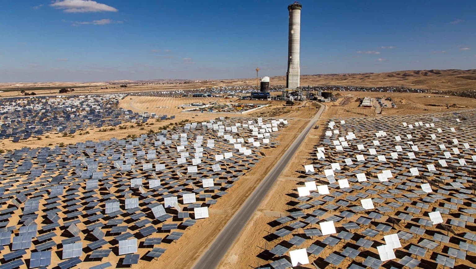 Torre de energia solar gigante 'Olho de Sauron' de 245 metros de altura situada no deserto de Israel está revolucionando o mercado
