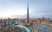 Burj Khalifa, o edifício mais alto do mundo, em Dubai, nos Emirados Árabes é considerado uma façanha da Engenharia Moderna