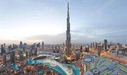 Burj Khalifa, o edifício mais alto do mundo, em Dubai, nos Emirados Árabes é considerado uma façanha da Engenharia Moderna