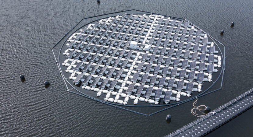 Ilha de painéis solares flutuantes com tecnologia de rastreamento, persegue a posição do sol para captar o máximo de radiação possível