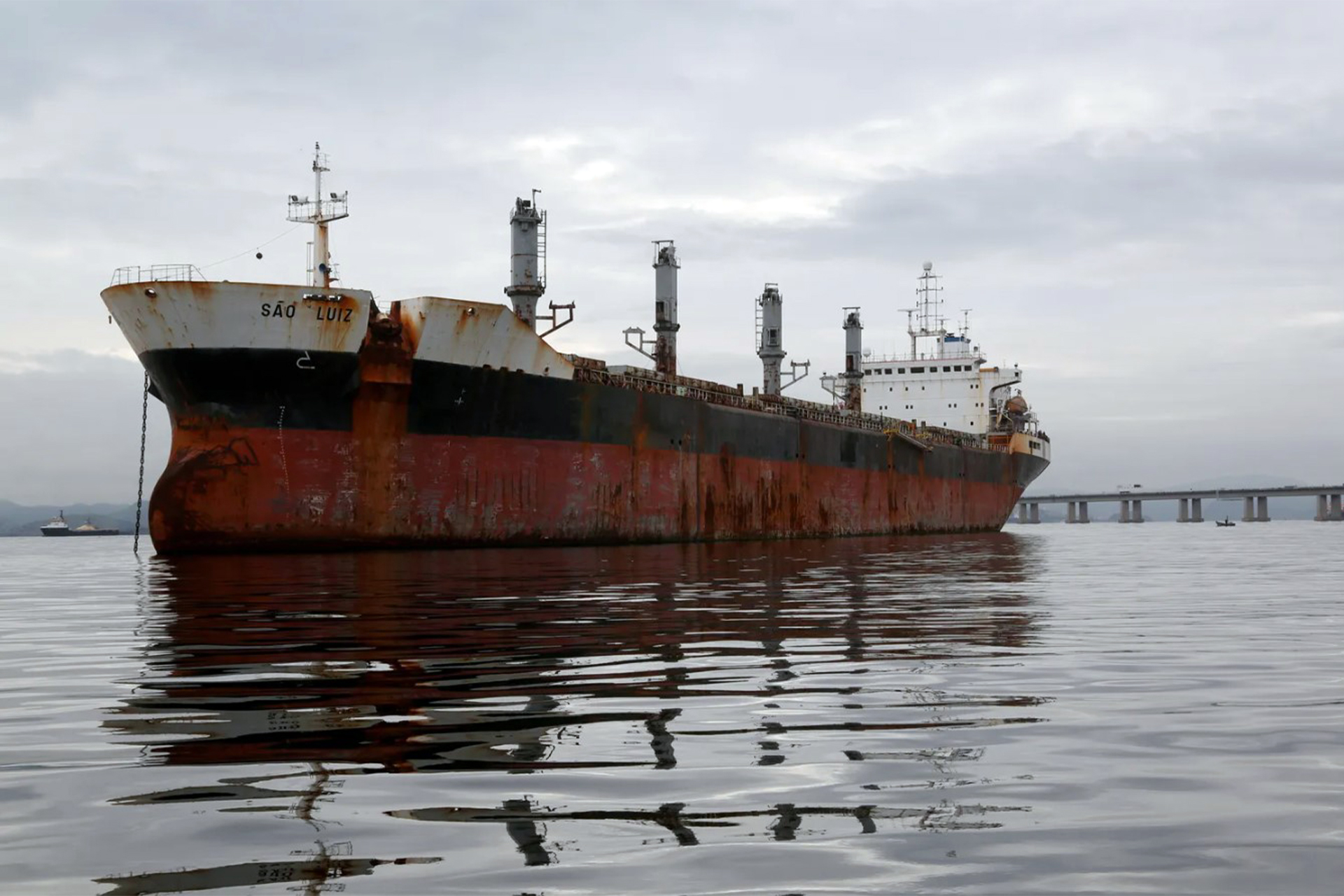 Navio abandonado à deriva é levado pelo vento e se choca contra a ponte Rio-Niterói