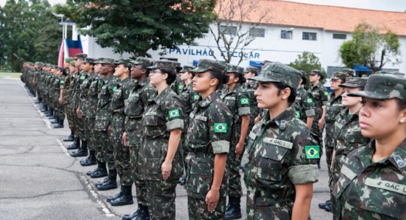 Carreira militar feminina 2023: idade e como ingressar