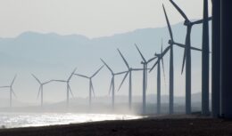 45% da matriz energética do Brasil advém de fontes renováveis devido aos investimentos em economia de baixo carbono ao produzir hidrogênio verde, energia solar e parques eólicos em alto mar