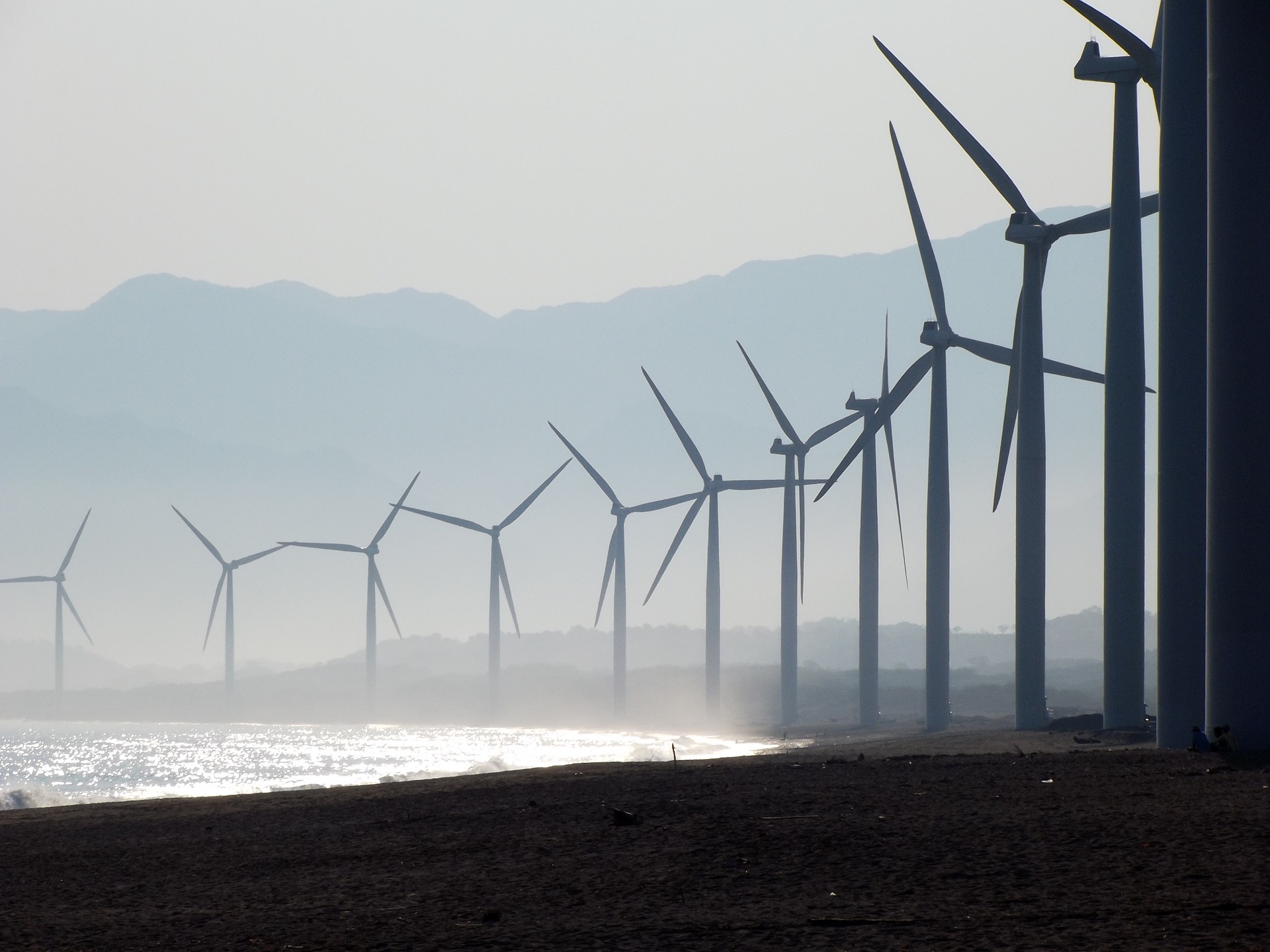 45% da matriz energética do Brasil advém de fontes renováveis devido aos investimentos em economia de baixo carbono ao produzir hidrogênio verde, energia solar e parques eólicos em alto mar