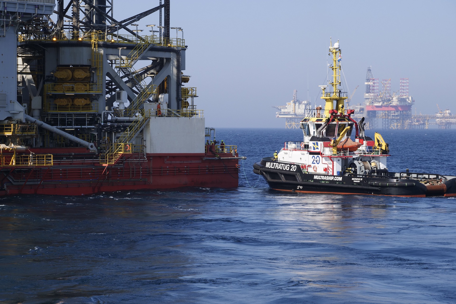Trabalhar no exterior? Gigante do óleo e gás anuncia vagas offshore com contrato de 1 ano nos EUA, Canadá, Europa, Cingapura, Tailândia e outros países