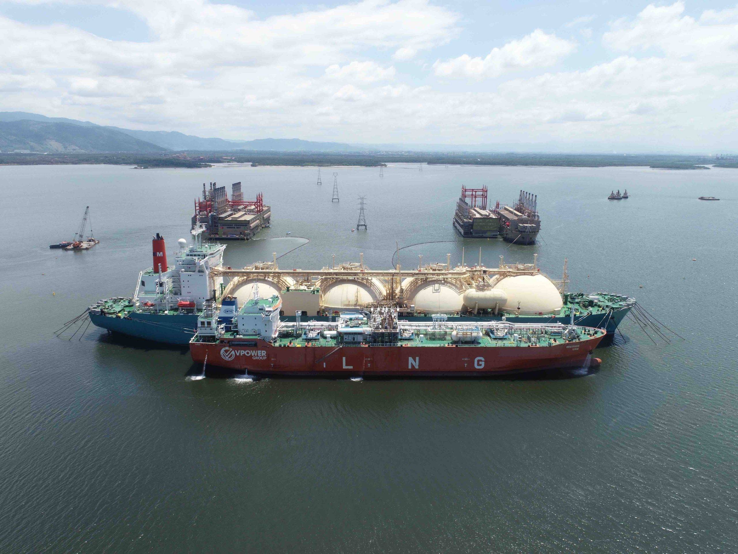 A operação de transferência de gás natural para o navio da companhia Karpowership foi um sucesso no Porto de Itaguaí. O produto agora no FSRU será destinado aos projetos das termelétricas flutuantes da companhia energética.