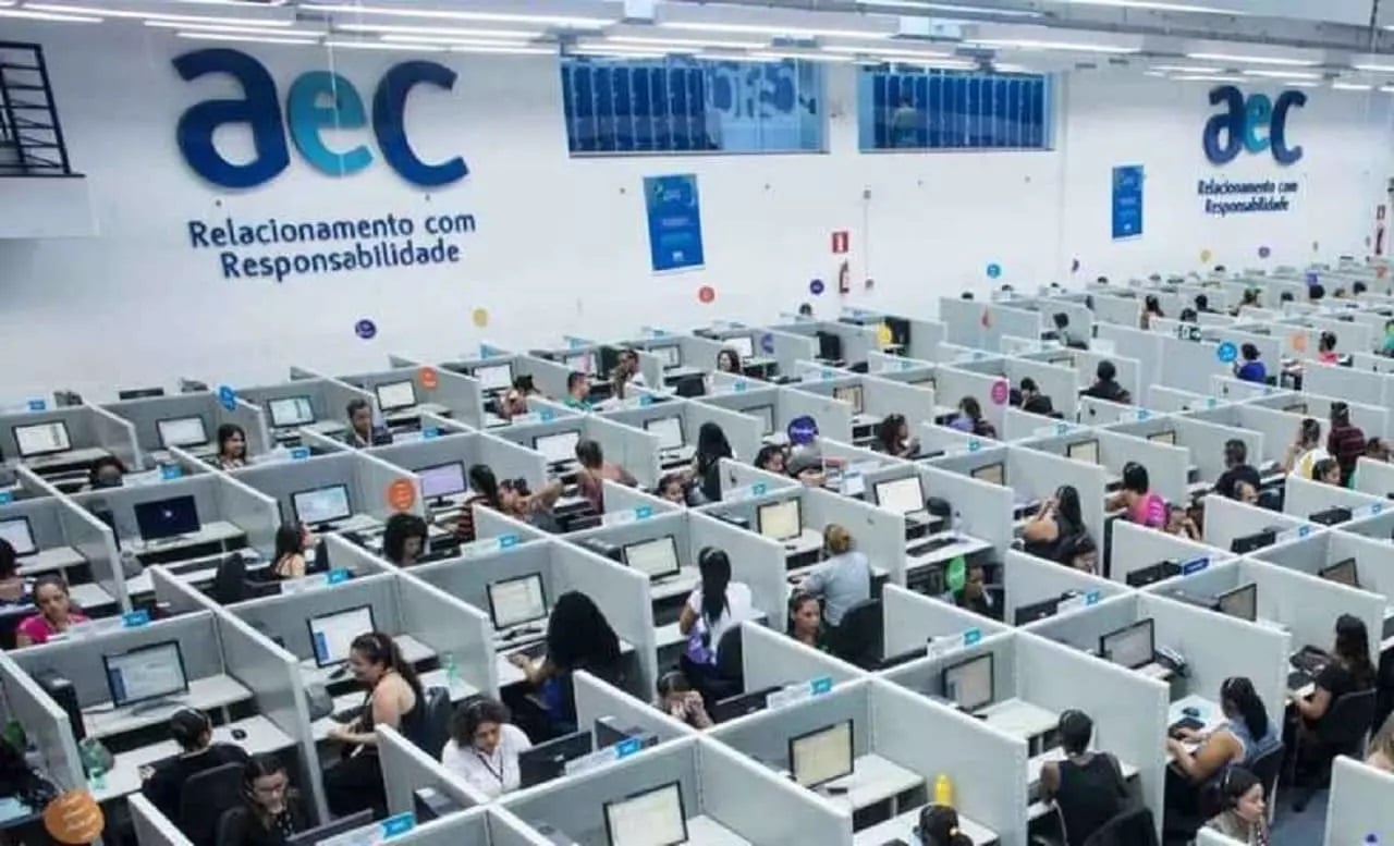 Empresa AeC oferece 1.170 vagas para o cargo de atendente