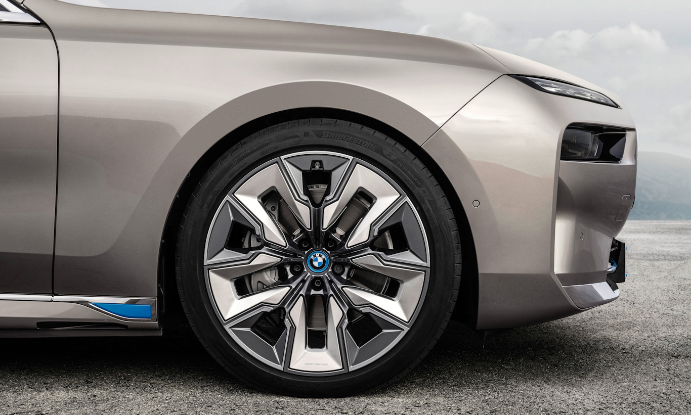 BMW desenvolve tecnologia que transforma impacto de buracos em energia para carros elétricos