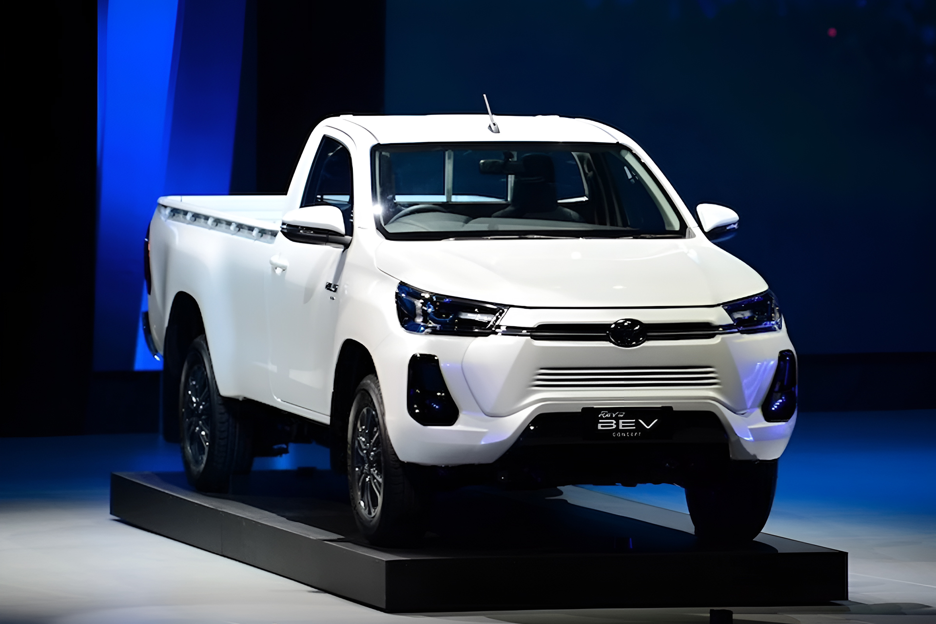 CEO da Toyota, Akio Toyota, apresenta Hilux 100% Elétrica que fará parte da frota de veículos movidos a energia limpa da montadora nos próximos anos